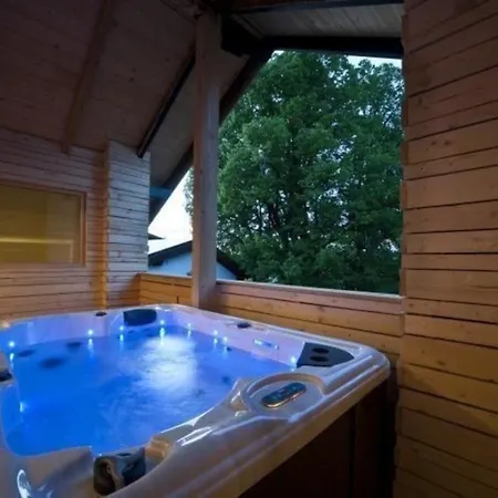 Modernes Holzhaus Mit Sauna, Whirlpool Und Entspannungsraum